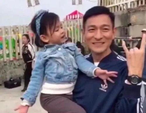 刘德华镜子表情包,笑出腹肌的瞬间